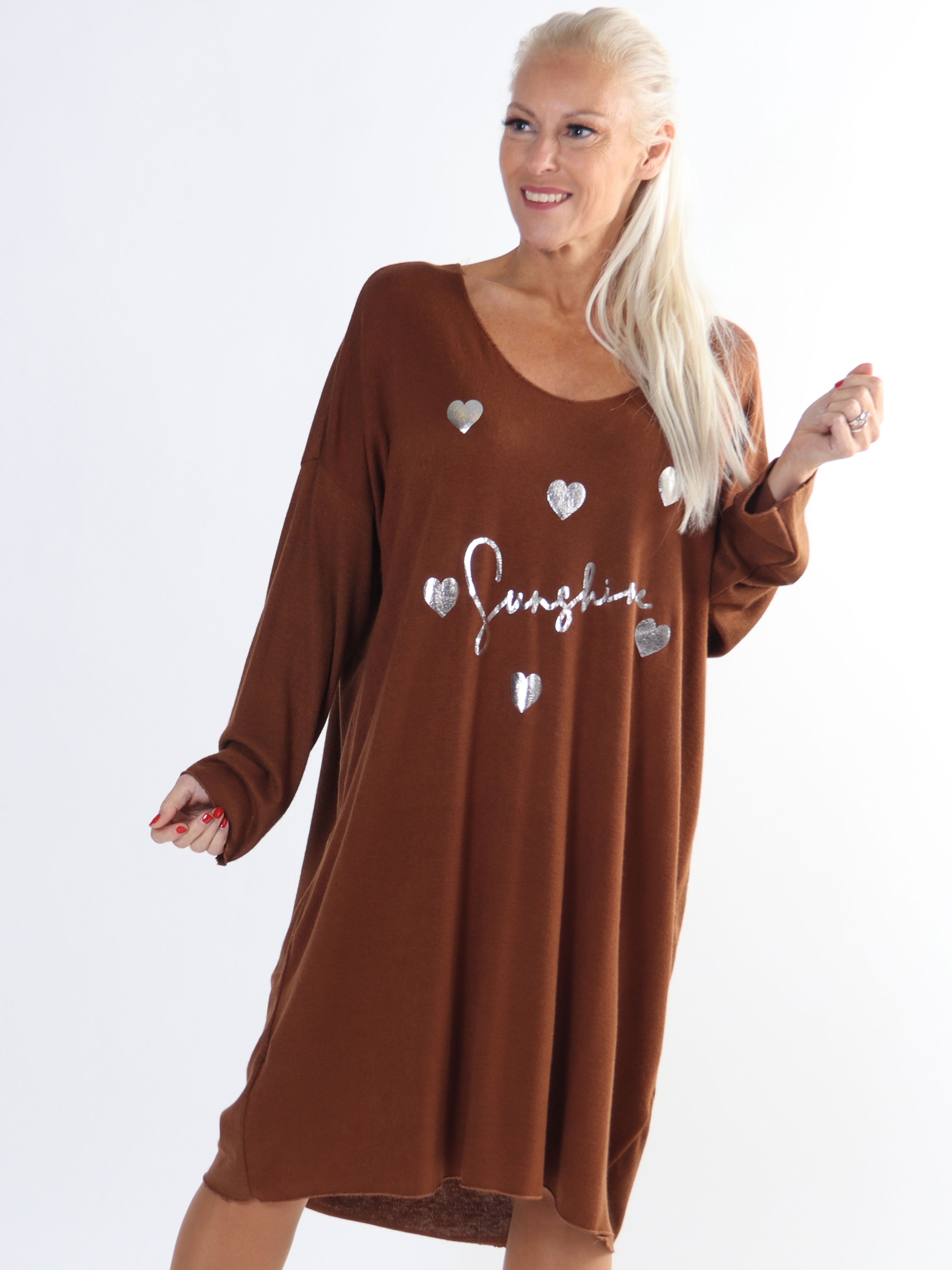 Lucia - Plus size klänning i viskos med tryck av silverhjärtan och text